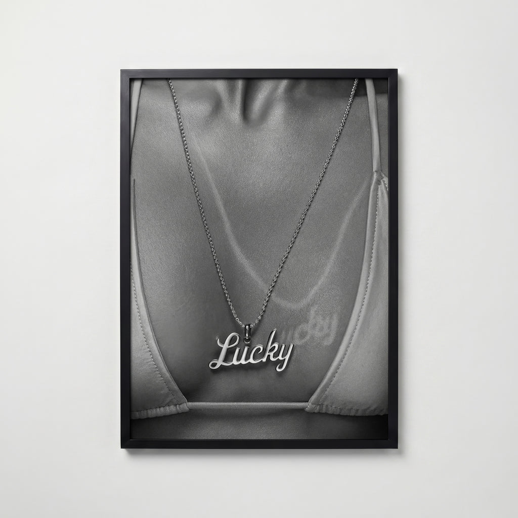 Silver Lucky Pendant Poster – svart ram