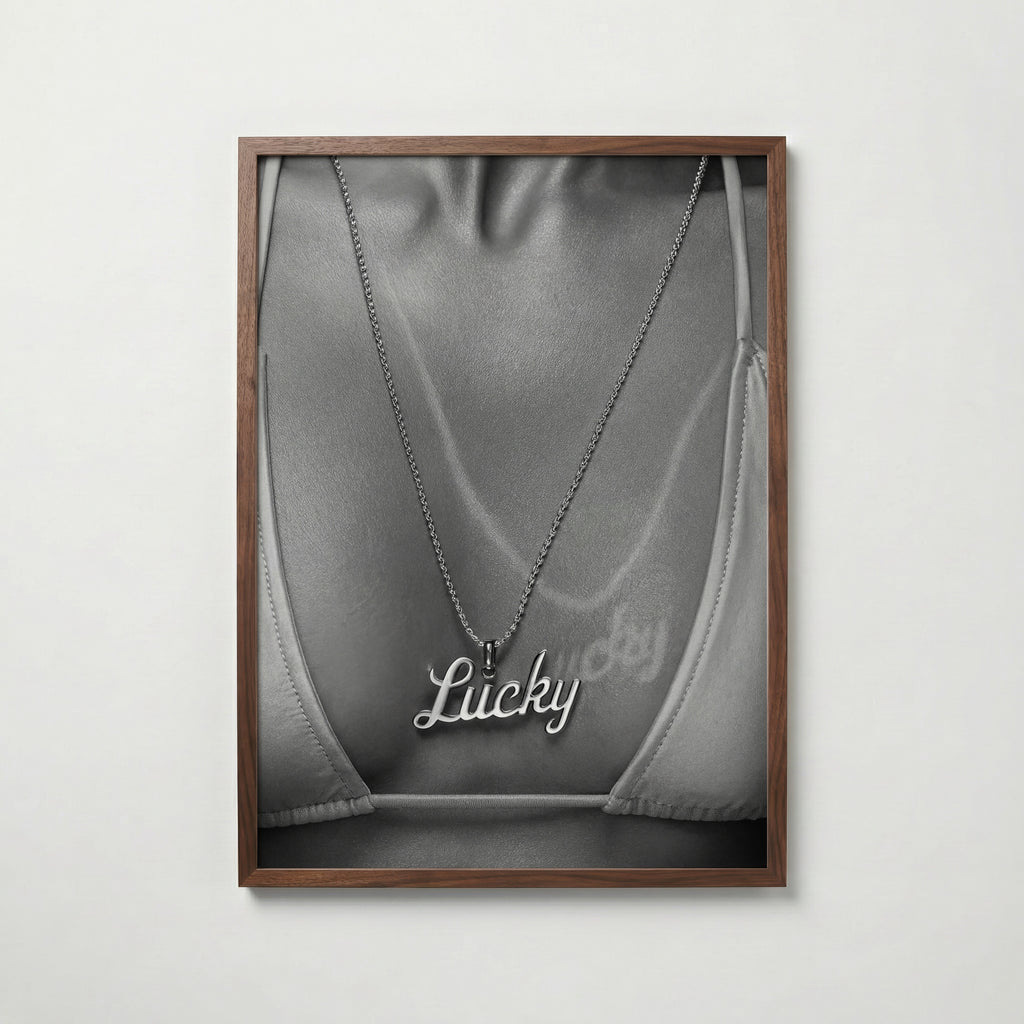 Silver Lucky Pendant Poster – valnötsram