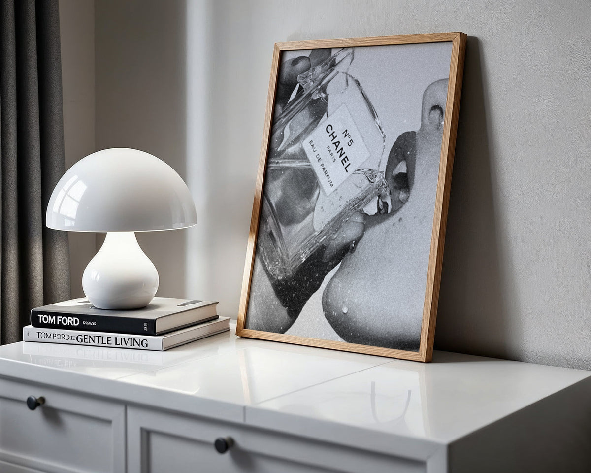 Chanel No i väggmockup – konsttryck presenterat i verklig miljö av Bozetto i hög tryckkvalitet