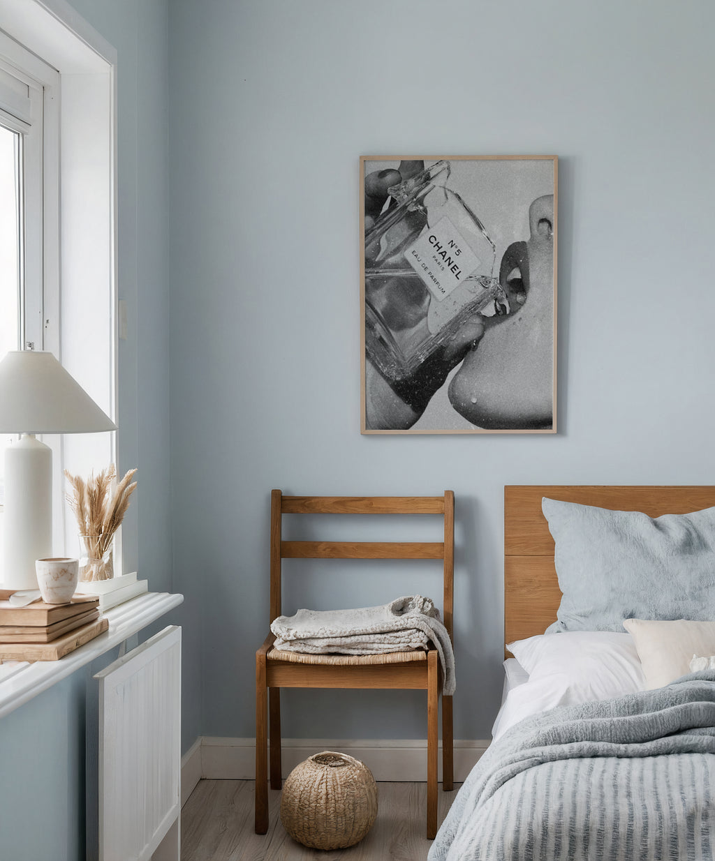 Affischmockup: Chanel No poster på vit slät vägg – Bozetto konsttryck i hög tryckkvalitet