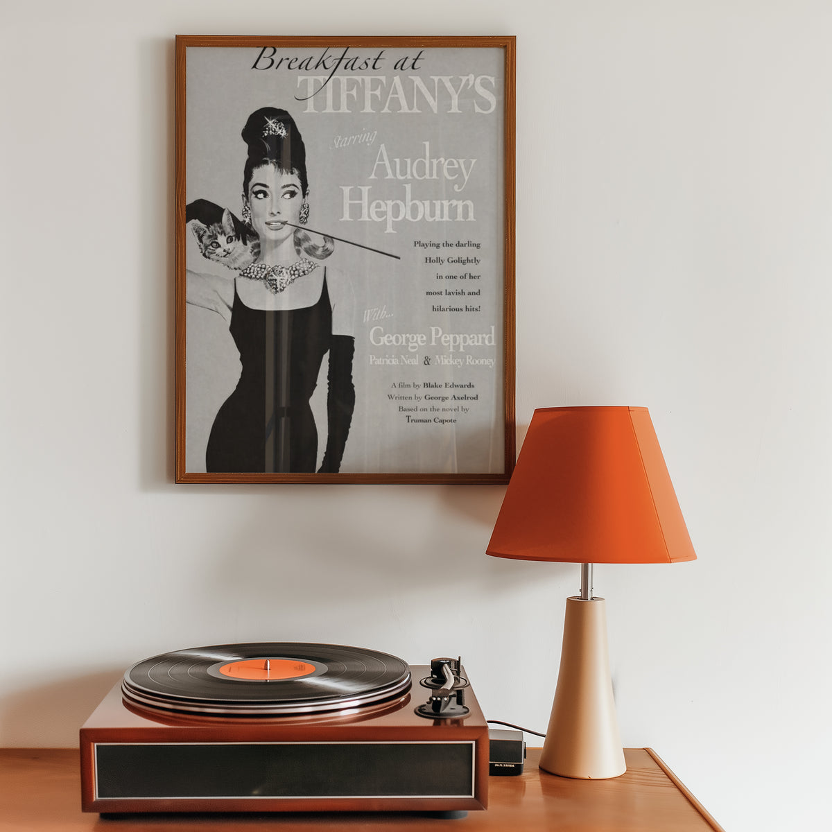 Mockup av Breakfast at Tiffany’s affisch på vägg – köp enkelt hos Bozetto i hög kvalitet