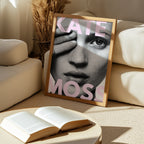 Kate Moss poster visualiserad på vägg – se rätt storlek med mockup från Bozetto i hög tryckkvalitet