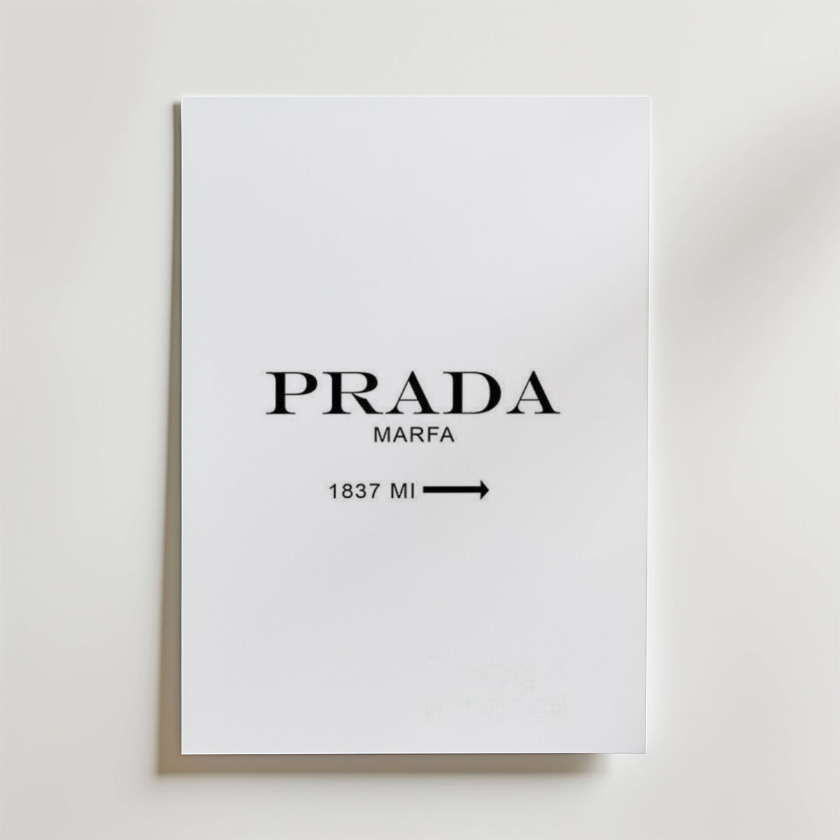 Prada Marfa – stilfullt konsttryck från Bozetto, tryckt på matt finpapper i hög tryckkvalitet