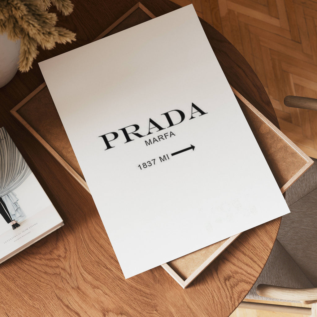 Prada Marfa – affisch med snyggt motiv, köp enkelt hos Bozetto i flera storlekar