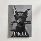 Dior Doberman – stilfullt konsttryck från Bozetto, tryckt på matt finpapper i hög tryckkvalitet