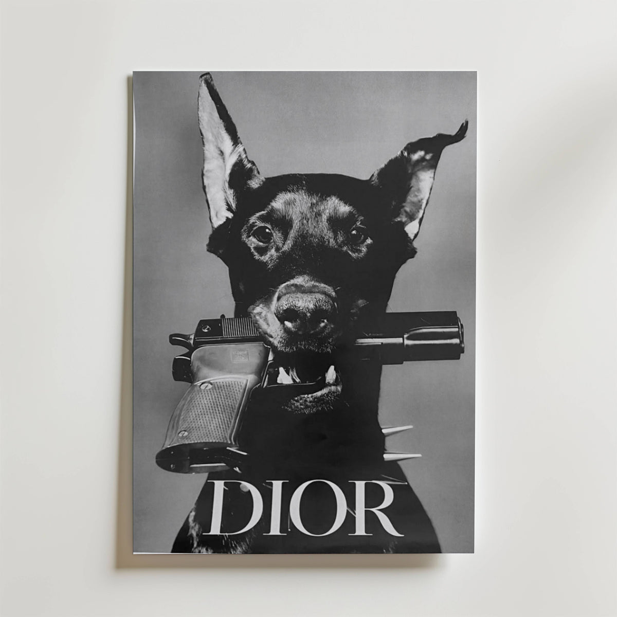 Dior Doberman – stilfullt konsttryck från Bozetto, tryckt på matt finpapper i hög tryckkvalitet