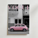 Vogue Pink Car – stilfullt konsttryck från Bozetto, tryckt på matt finpapper i hög tryckkvalitet