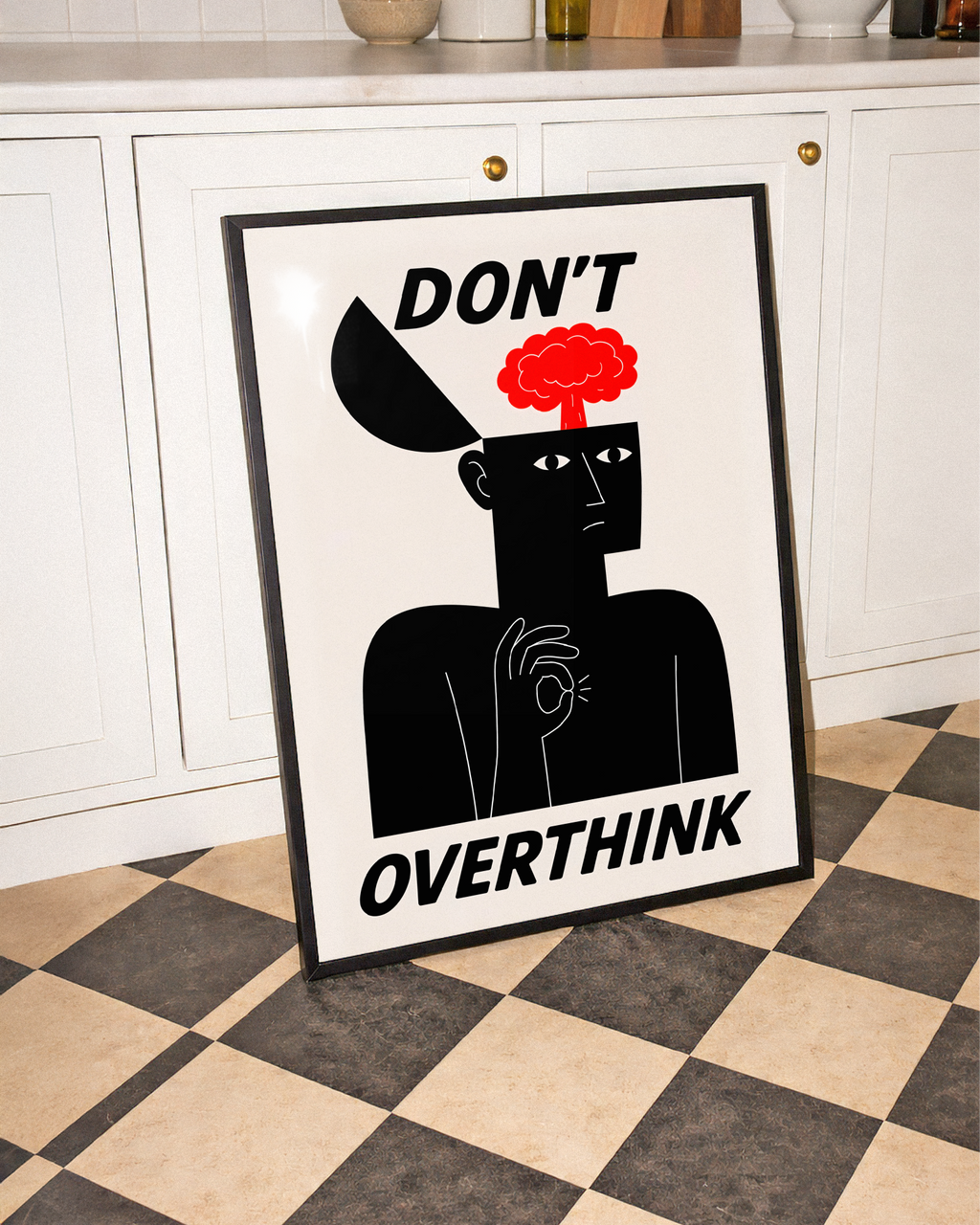 Mockup av Don’t Overthink affisch på vägg – köp enkelt hos Bozetto i hög kvalitet