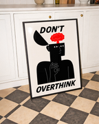 Mockup av Don’t Overthink affisch på vägg – köp enkelt hos Bozetto i hög kvalitet