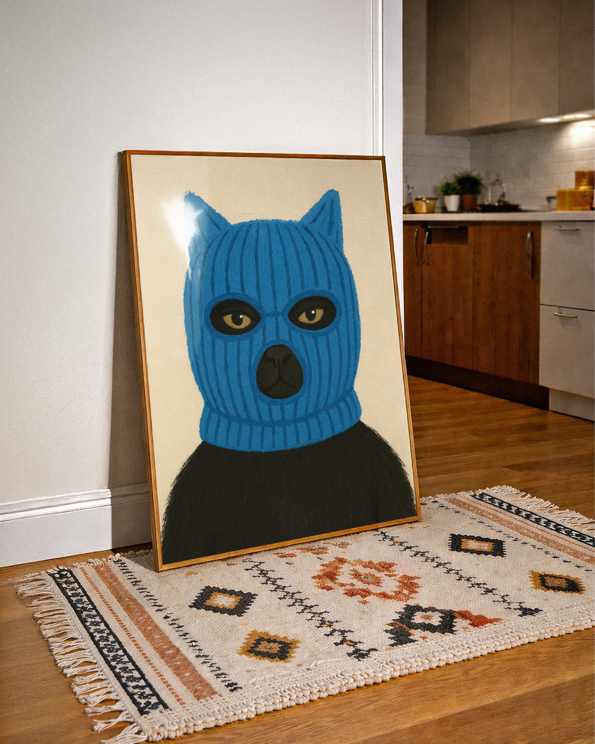 Mockup av Blue Bandit Cat affisch på vägg – köp enkelt hos Bozetto i hög kvalitet