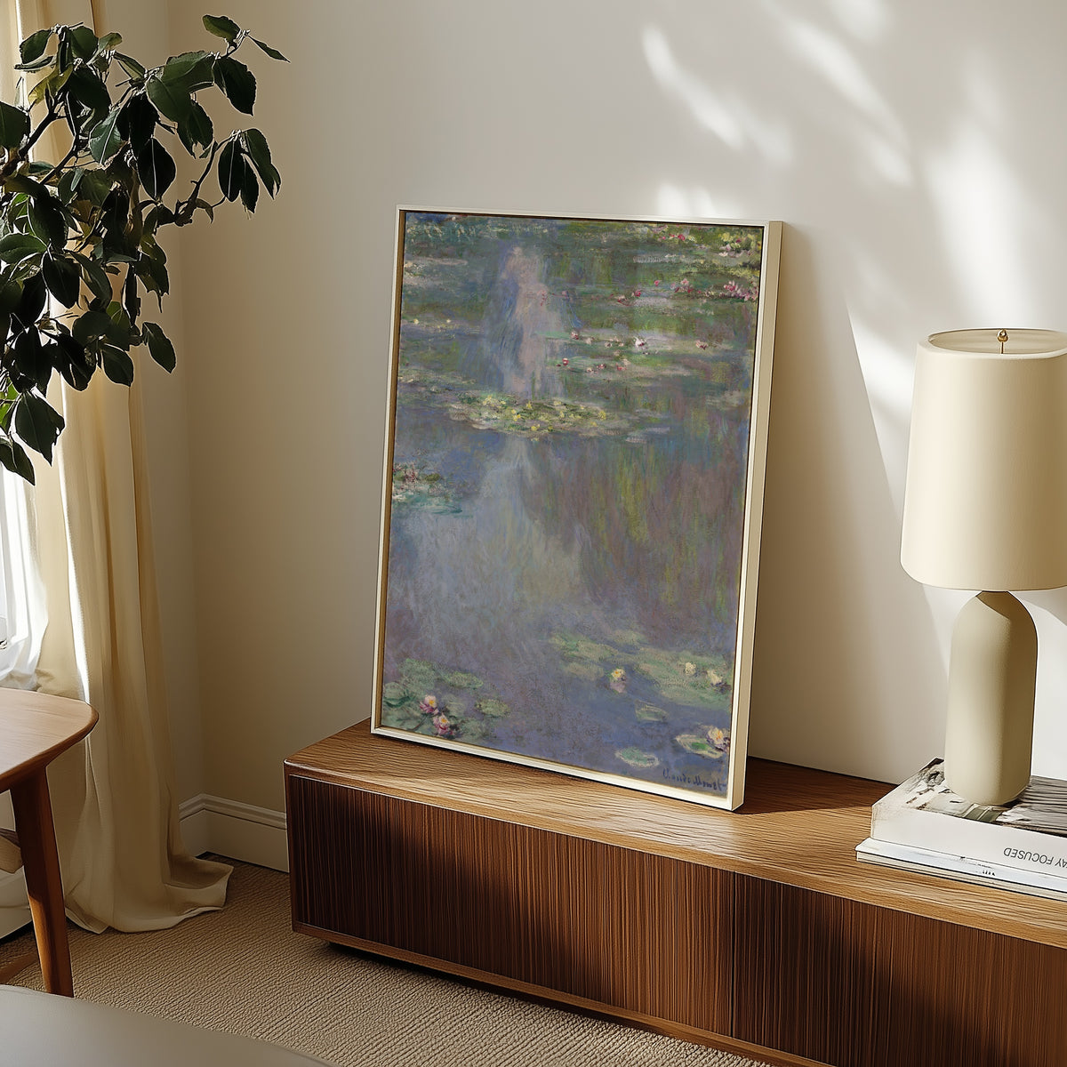 Claude Monet Water Lilies Blue 1907 affisch ovanför säng i minimalistiskt stilrent sovrum – Bozetto