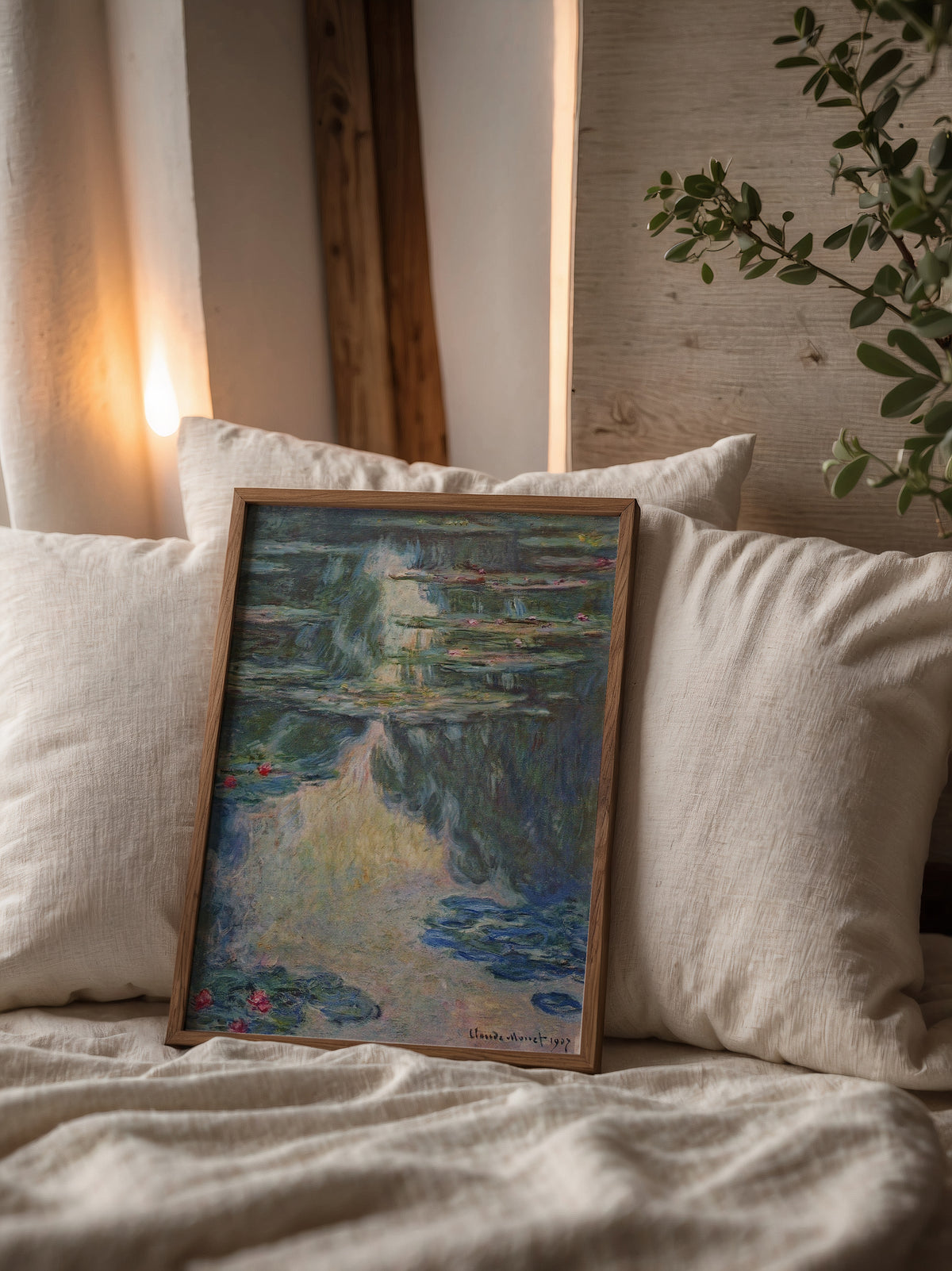 Claude Monet Water Lilies Green 1907 affisch ovanför säng i minimalistiskt stilrent sovrum – Bozetto