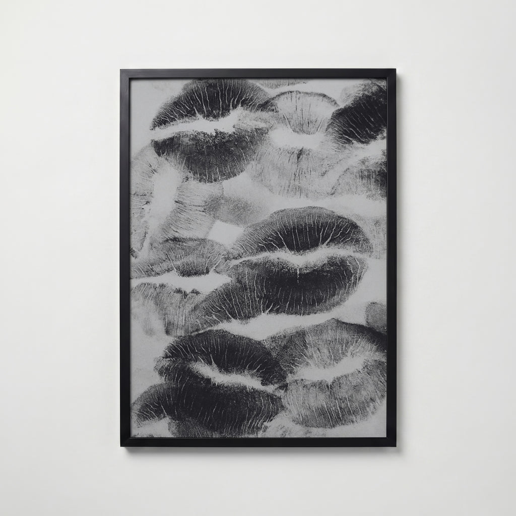 Inked Kiss Marks Poster – svart ram