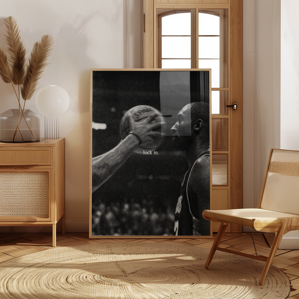 Kobe Bryant Lock In poster visad rakt fram – Bozetto affisch i hög tryckkvalitet