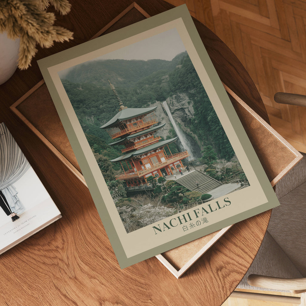 Nachi Falls Japanese Waterfall – stilfullt konsttryck från Bozetto, tryckt på matt finpapper