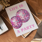 Life Is a Party poster i olika storlekar – köp enkelt hos Bozetto i hög kvalitet