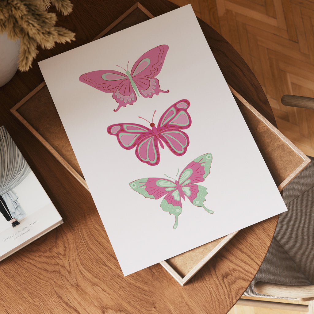 Pink Butterfly Trio poster i olika storlekar – köp enkelt hos Bozetto i hög kvalitet