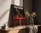 Pulp Fiction – Retro Edition poster visualiserad på vägg – från Bozetto i hög kvalitet