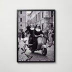 Sisters on a Scooter Poster – svart ram