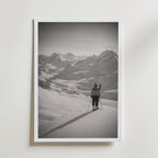 Plakat z samotnym narciarzem w Alpach
