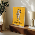 Stripe a Pose Poster – i rum 3