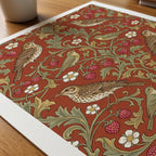 William Morris Thrushes and Strawberries on Terracotta Poster – närbild på papper