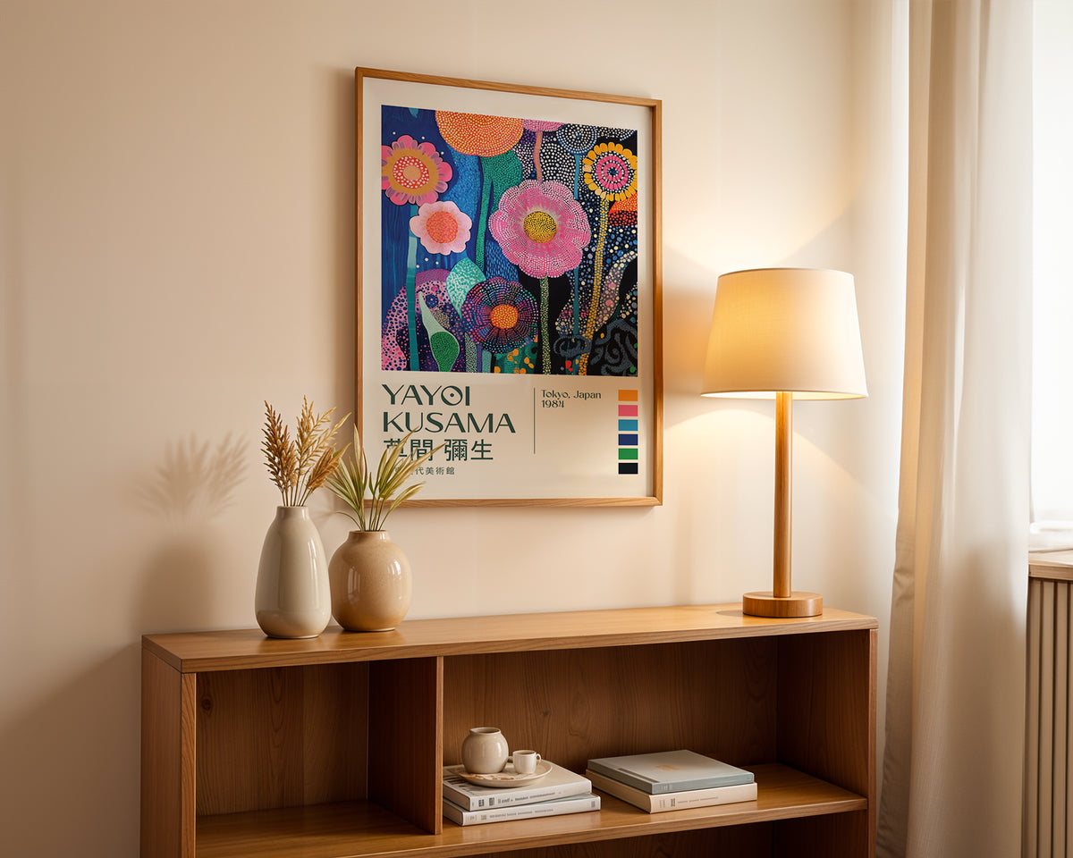 Väggmockup med Yayoi Kusama Blooming – köp enkelt hos Bozetto affisch i hög kvalitet