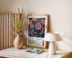 Yayoi Kusama Blooming Infinity poster visualiserad på vägg – stilren mockup från Bozetto