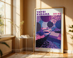Väggmockup med Yayoi Kusama Cosmic Path – köp enkelt hos Bozetto affisch i hög kvalitet