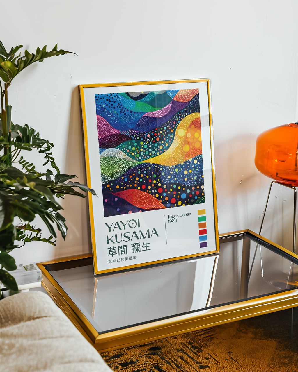Yayoi Kusama Cosmic Waves poster visualiserad på vägg – från Bozetto i hög kvalitet