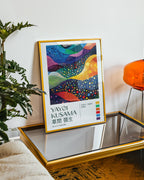 Yayoi Kusama Cosmic Waves poster visualiserad på vägg – från Bozetto i hög kvalitet