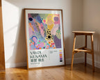 Väggmockup med Yayoi Kusama Dreaming – köp enkelt hos Bozetto affisch i hög kvalitet