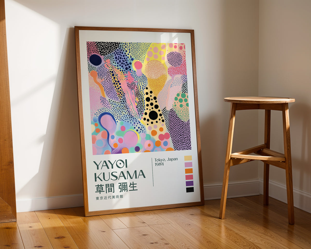 Väggmockup med Yayoi Kusama Dreaming – köp enkelt hos Bozetto affisch i hög kvalitet