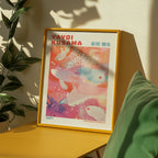 Yayoi Kusama Floating Koi poster visualiserad på vägg – från Bozetto i hög kvalitet