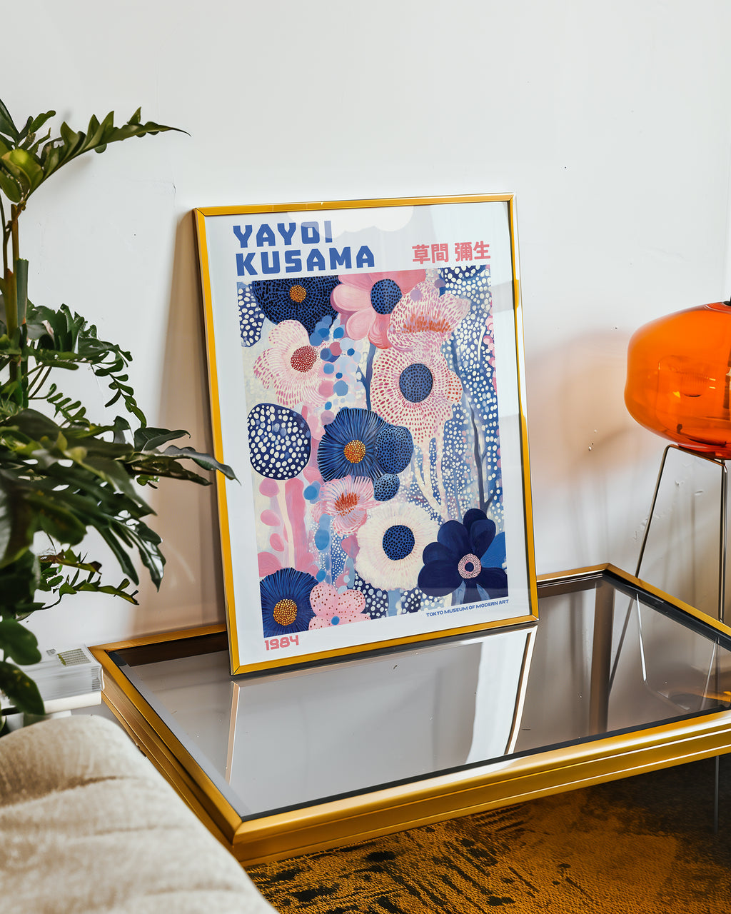 Väggmockup med Yayoi Kusama Floral Harmony – köp enkelt hos Bozetto affisch i hög kvalitet