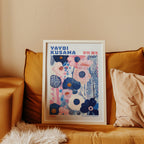 Yayoi Kusama Floral Harmony i väggmockup – konsttryck från Bozetto i hög kvalitet