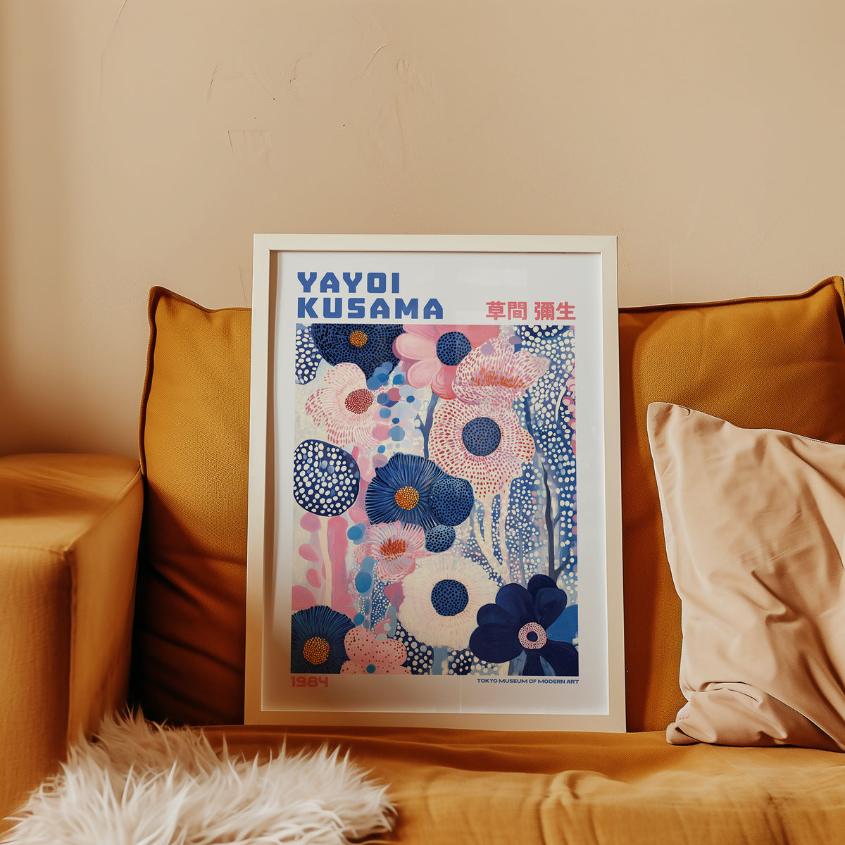 Yayoi Kusama Floral Harmony i väggmockup – konsttryck från Bozetto i hög kvalitet