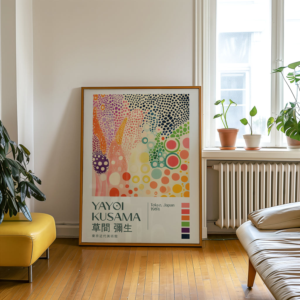 Yayoi Kusama Kaleidoscope poster visualiserad på vägg – från Bozetto i hög kvalitet