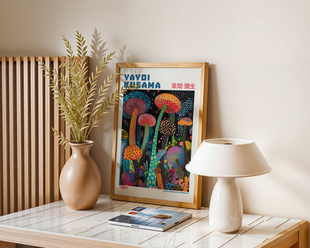 Väggmockup med Yayoi Kusama Neon Mushroom – köp enkelt hos Bozetto affisch i hög kvalitet