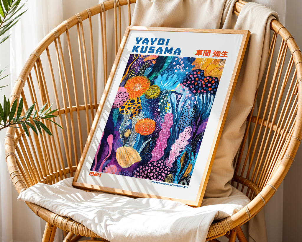 Väggmockup av Yayoi Kusama Ocean Garden affisch på ljus vägg – Bozetto konsttryck