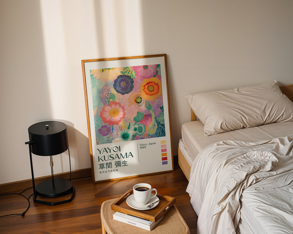 Yayoi Kusama Pastel Bloom poster visualiserad på vägg – från Bozetto i hög kvalitet