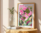 Väggmockup av Yayoi Kusama Pink Garden affisch på ljus vägg – Bozetto konsttryck