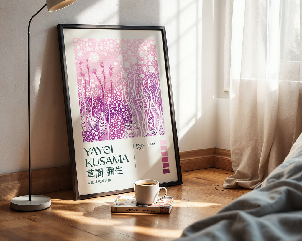 Väggmockup med Yayoi Kusama Pink Infinity – köp enkelt hos Bozetto affisch i hög kvalitet