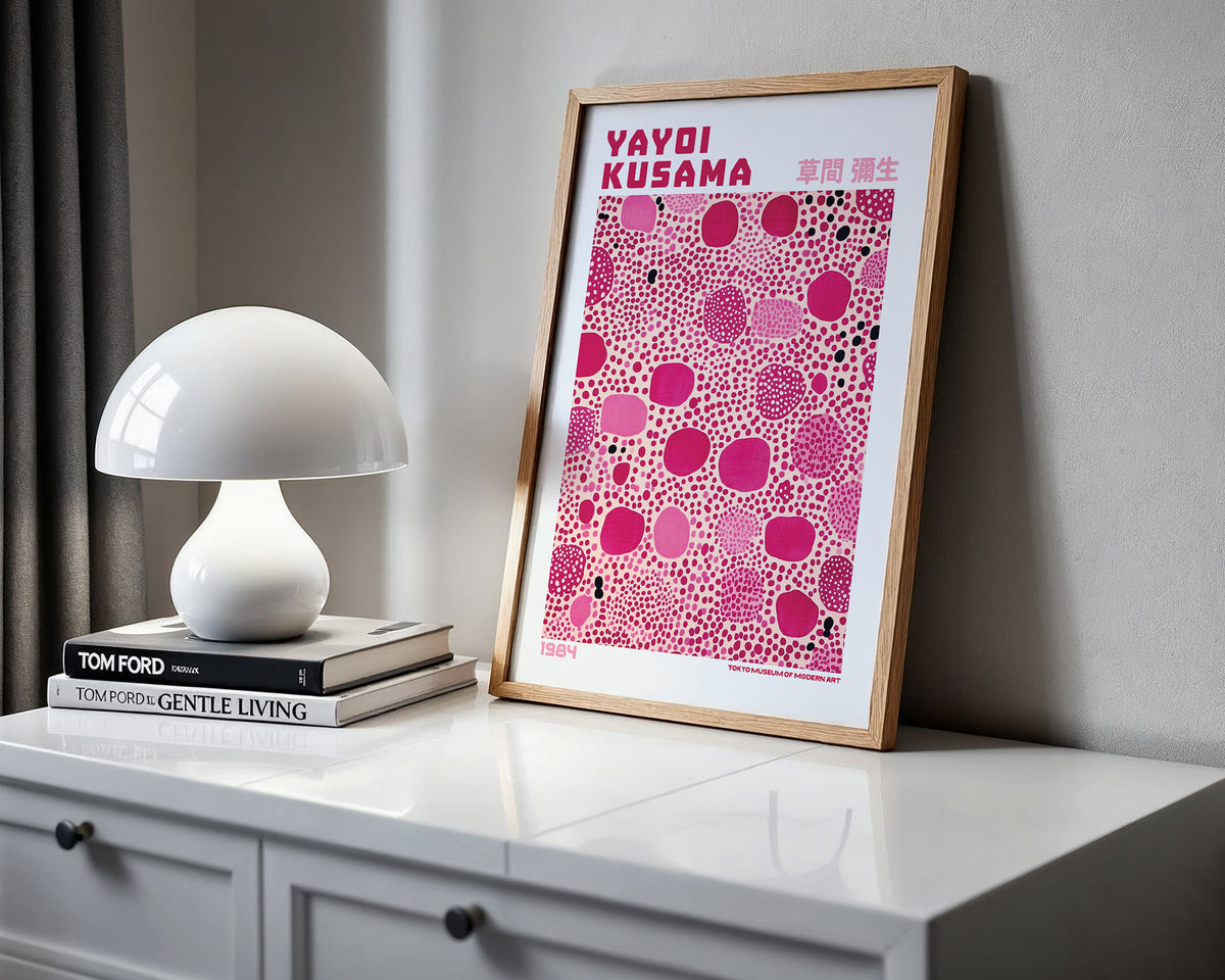 Väggmockup av Yayoi Kusama Pink Mosaic affisch på ljus vägg – Bozetto konsttryck