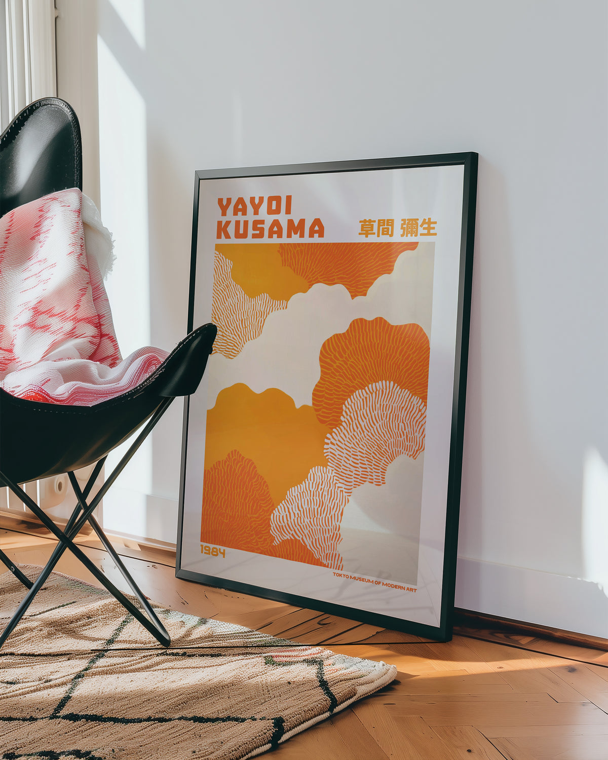 Yayoi Kusama Warm Orange poster visualiserad på vägg – från Bozetto i hög kvalitet