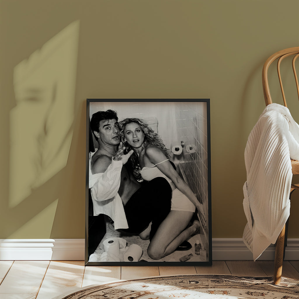 Bathroom Chaos poster i stilrent hem med modern inredning – köp enkelt hos Bozetto