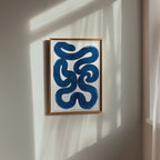 Blue Current Poster på vägg i vardagsrum, fri frakt över 499 kr
