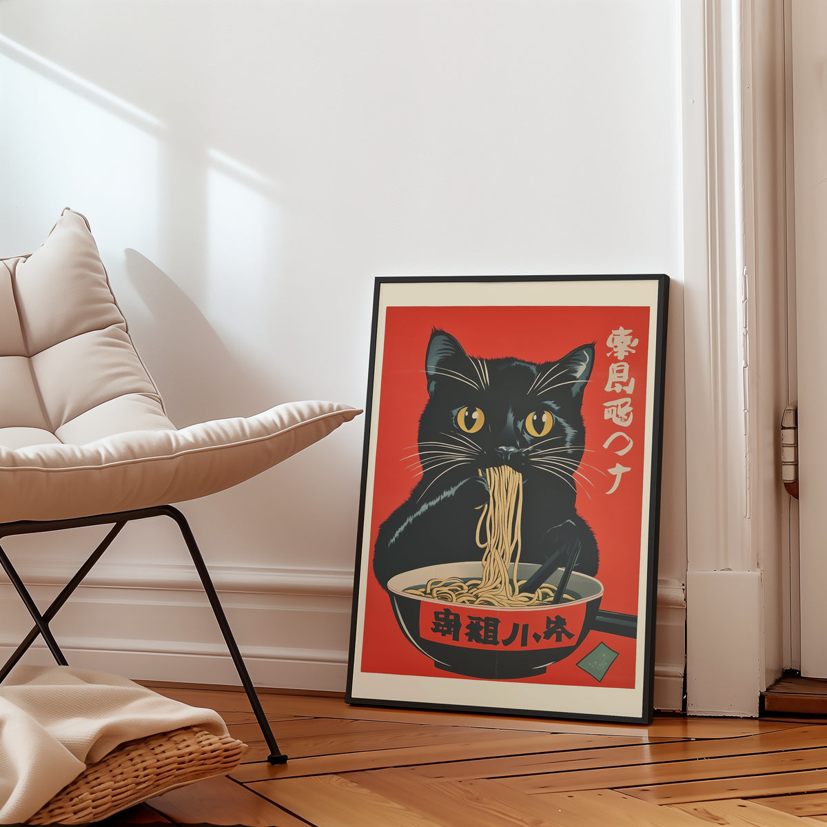 Cat Eating Ramen affisch i inramad miljö på vägg – Bozetto poster i hög tryckkvalitet