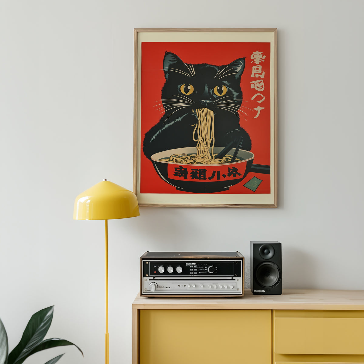 Cat Eating Ramen affisch på vägg i hemmiljö – Bozetto poster i hög tryckkvalitet