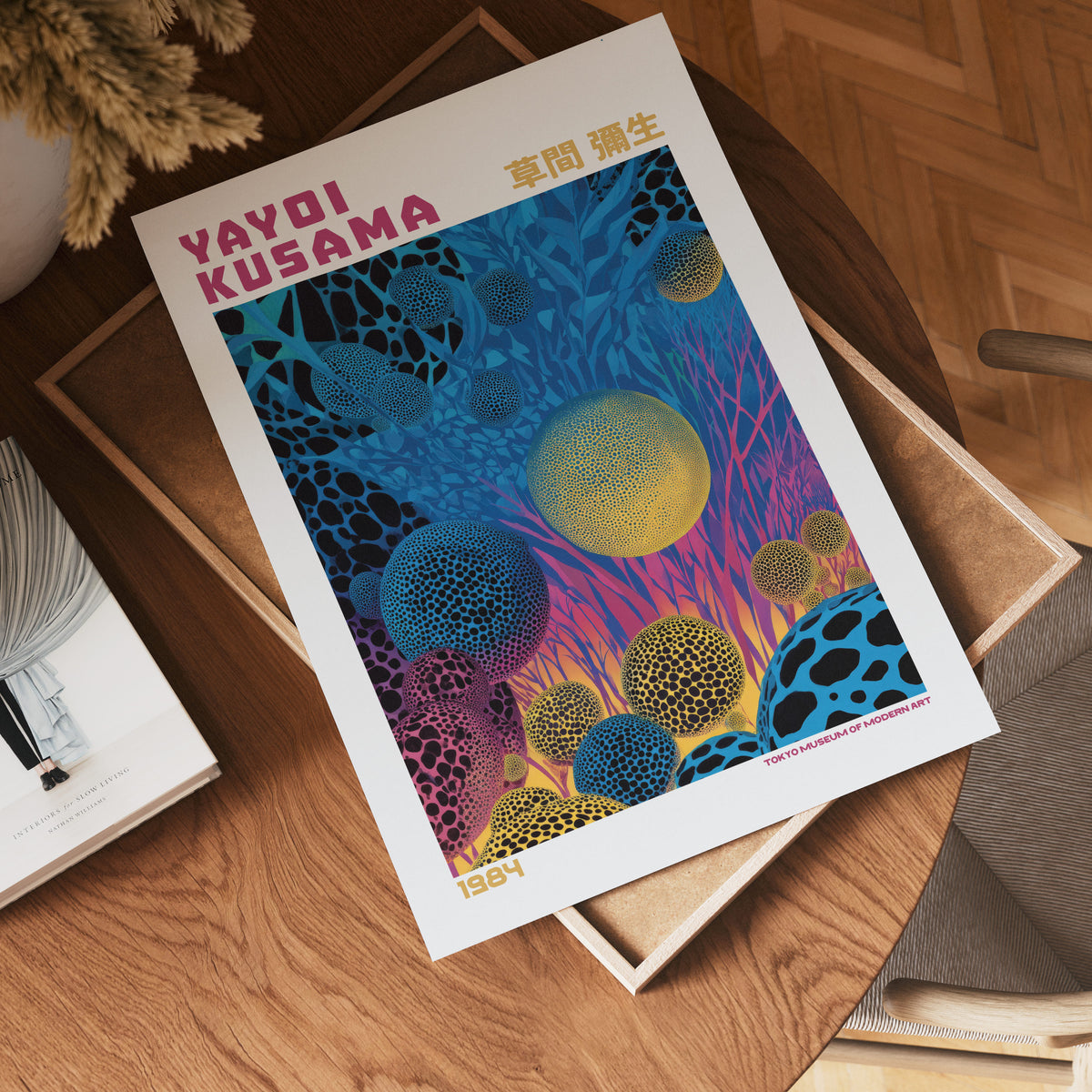 Yayoi Kusama Sunset Orbs poster visualiserad på vägg – från Bozetto i hög kvalitet